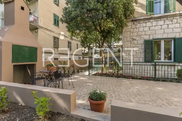 Split, Bačvice - Stan s 3 apartmanske jedinice i prostranim vrtom