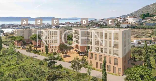 Trogir, Seget Donji - pritlično stanovanje z vrtom in pogledom na morje