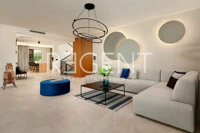Trogir, Marina - Vila 400 m², 4 izby, bazén 30 m², 150 m od mora