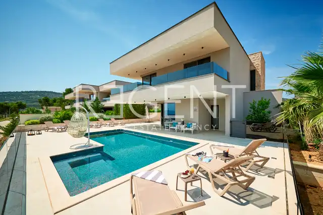 Marina Hills Resort — 3 vily s bazénom, 12 izieb a výhľad na more