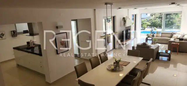 Korčula, Žrnovo - Villa au premier rang de la mer 280 m2
