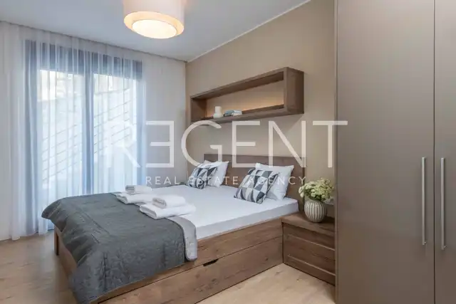 Omiš, Brzet - Appartement de deux chambres avec balcon et terrasse en première ligne de mer.