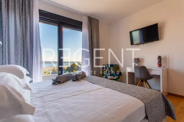 Vila 232 m², Kaštel Stari — 4SS, grijani bazen, pogled na more