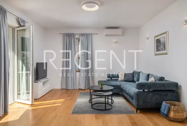 Split, Lučac - Appartement de deux pièces avec loggia et vue sur la ville.