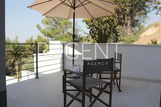 Klis - Moderní vila s bazénem
