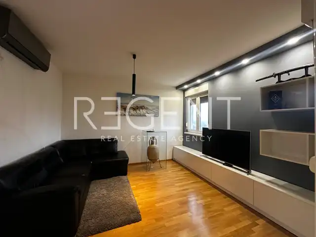Split, Žnjan - Dvojizbový byt 76 m2, prvý rad pri mori
