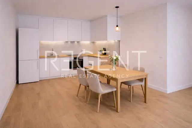 Makarska, Zelenka - appartement de deux pièces dans un immeuble neuf avec terrasse et jardin.