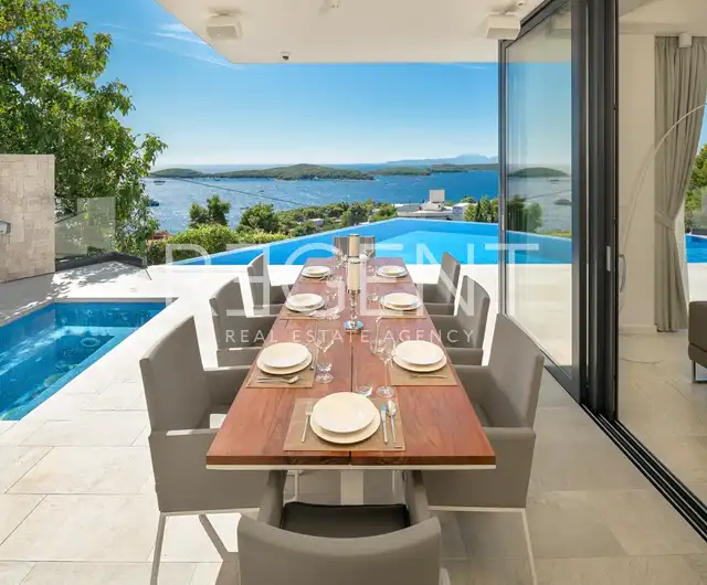 Hvar – Moderná vila s výhľadom na more 195 m2