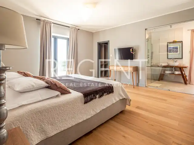 Zadar, Murvica – Krásná kamenná vila s tenisovým kurtem na pozemku 7800 m2