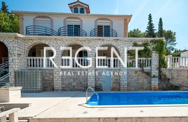 Šolta, Rogač - Stredomorská vila v prvom rade pri mori 264 m2 exkluzívny predaj