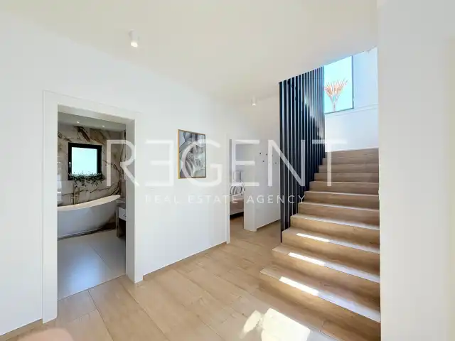 Vila 200 m², Pula — 3 spavaće sobe, grijani bazen, garaža, sauna