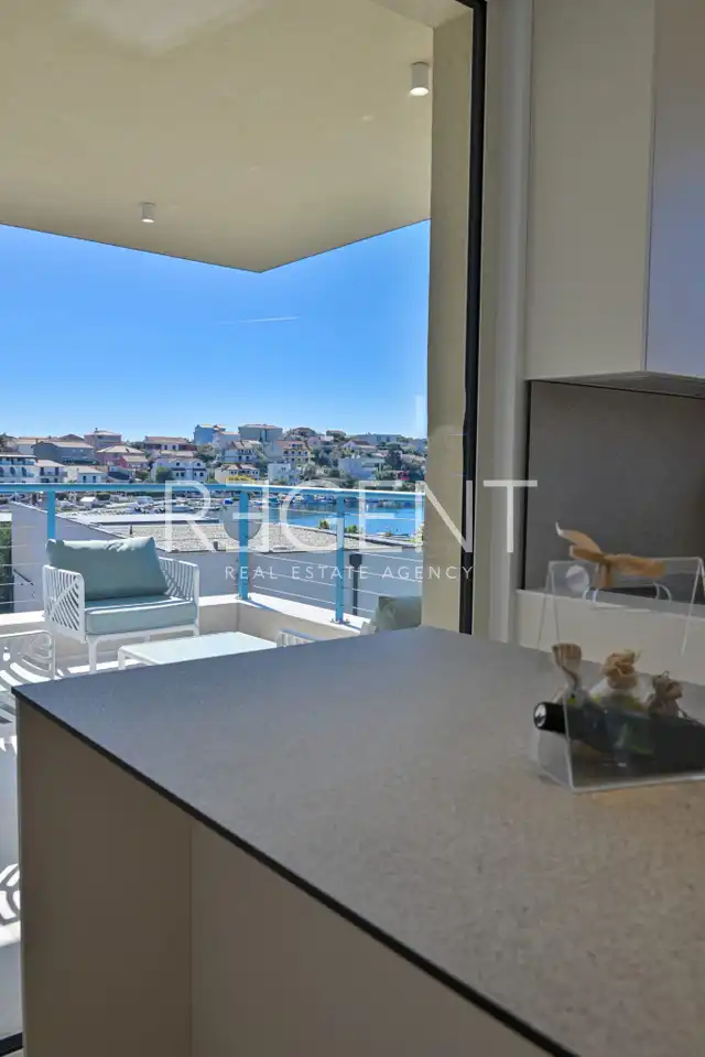 Seget Vranjica – sodobna duplex vila z dvema bazenoma in s pogledom na morje