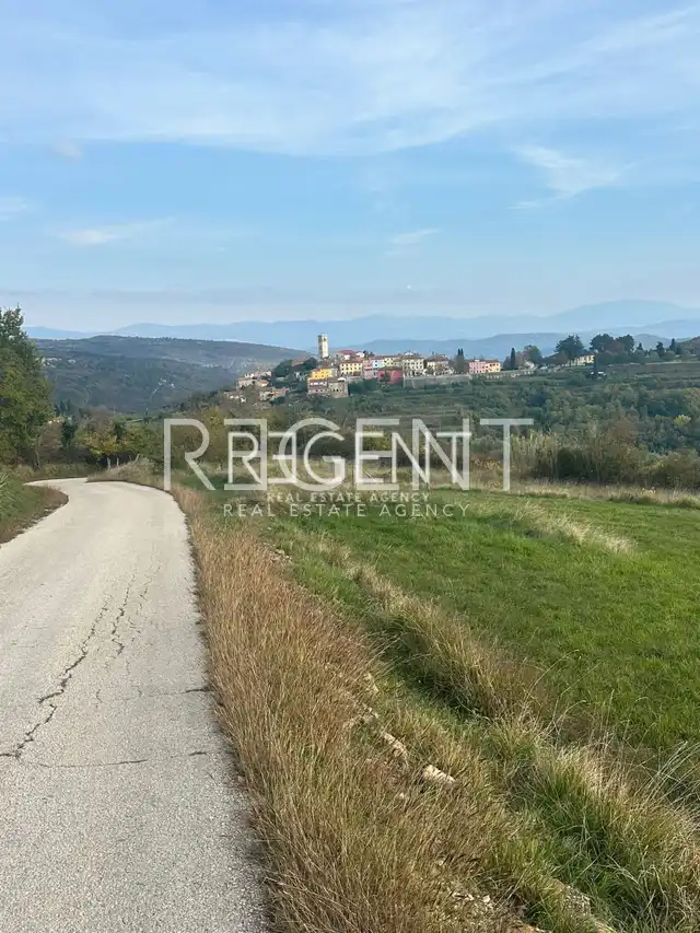 Istra, Oprtalj – Građevinsko zemljišto s projektom