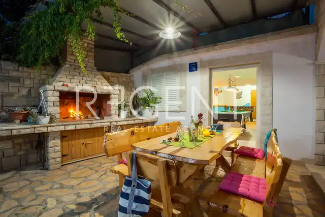 Otok Korčula – Šarmantna vila u uvali s bazenom 460 m2