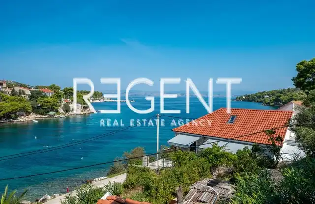 Šolta, Rogač - Stredomorská vila v prvom rade pri mori 264 m2 exkluzívny predaj