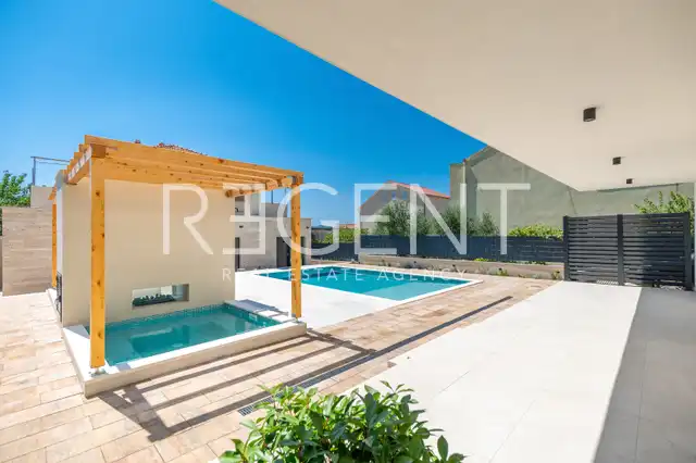 Trogir - Nouvelle villa moderne de 300m2 avec piscine et jacuzzi