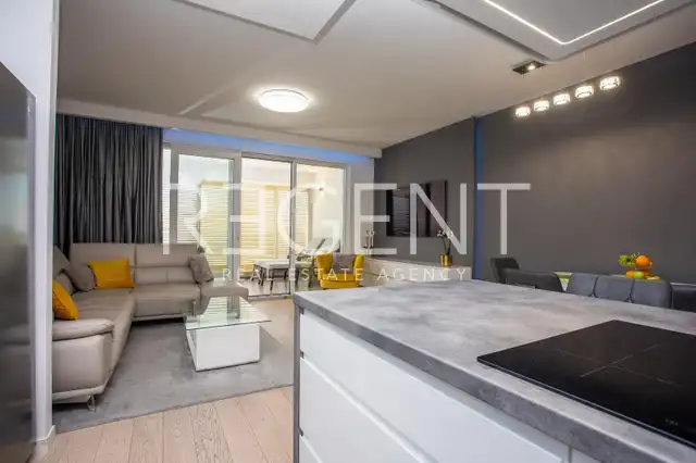 Split, Žnjan - Appartement de deux chambres avec loggia et vue sur la mer.