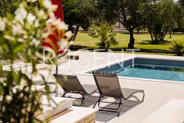 Zadar, Murvica – Krásná kamenná vila s tenisovým kurtem na pozemku 7800 m2