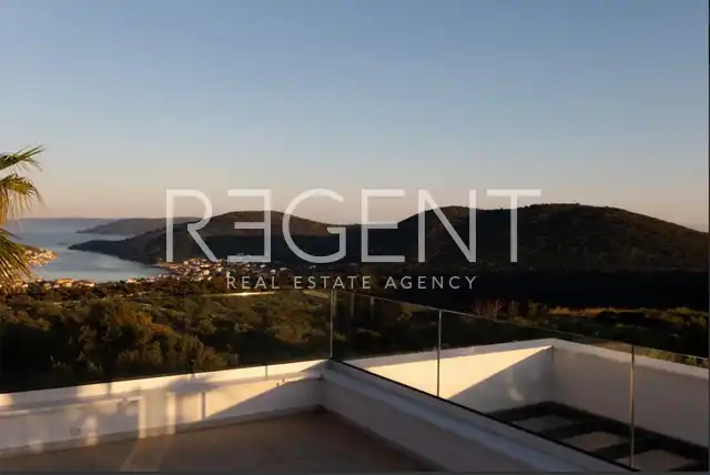 Villa 217 m², Vinišće — 4 camere da letto, jacuzzi, vista mare