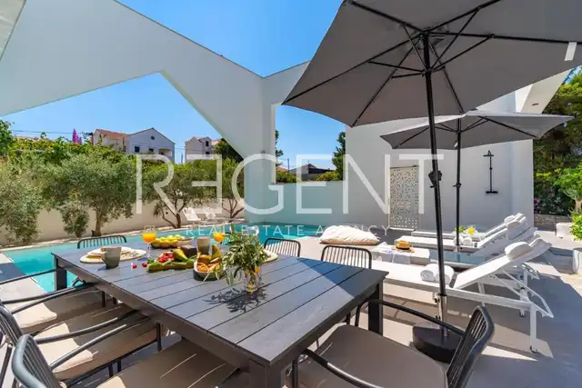 Brač, Supetar - Villa contemporaine avec piscine chauffée et vue sur la mer