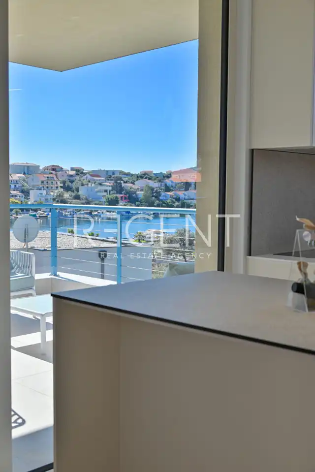 Seget Vranjica – sodobna duplex vila z dvema bazenoma in s pogledom na morje