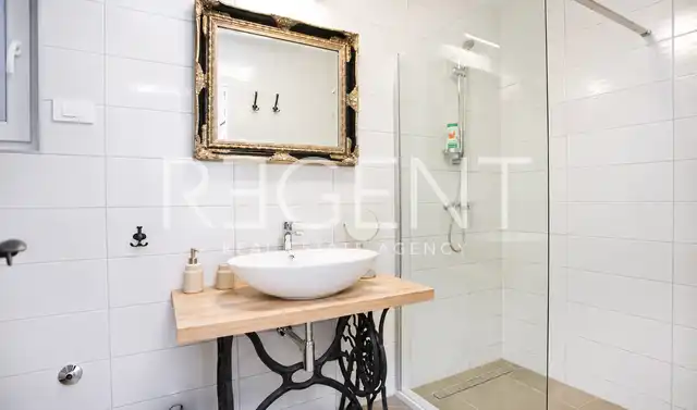 Šibenik, centrum – zrekonstruovaný kamenný dům se třemi apartmány