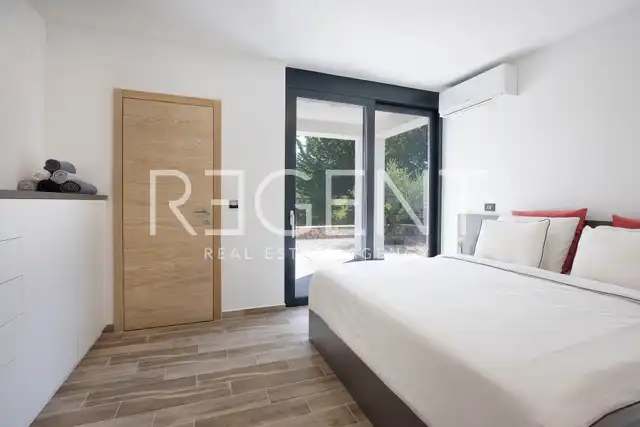 Krk, Linardići - Moderna luksuzna vila s infinity bazenom i pogledom na more 200m2