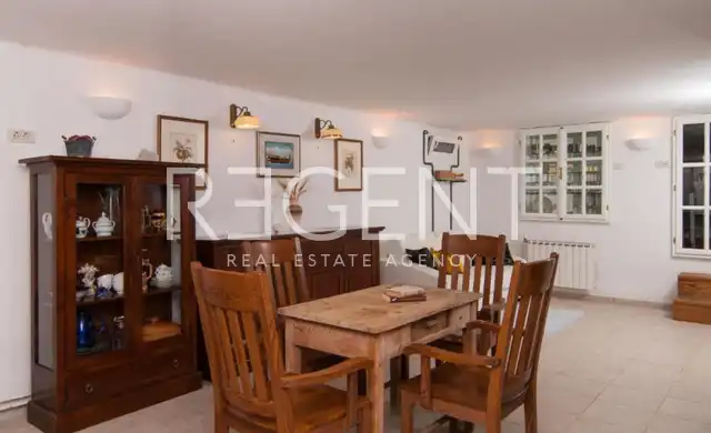 Brač, Mirca - Vila s bazénom pri mori 330m2