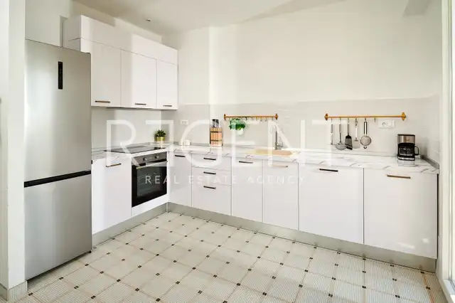 Split, Bačvice - Trojizbový byt s loggiou 105 m2