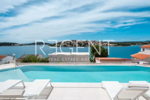 Šibenik, Rogoznica - Luksuzna vila s panoramskim pogledom na morje, ogrevanim bazenom in jacuzzijem