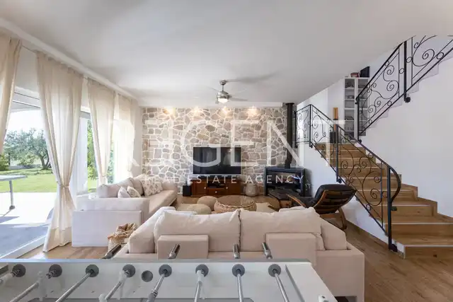 Hiša z bazenom, 260m2