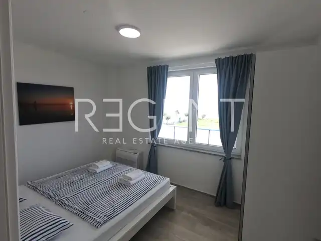 Privlaka - Reihenhaus mit Pool und Dachterrasse
