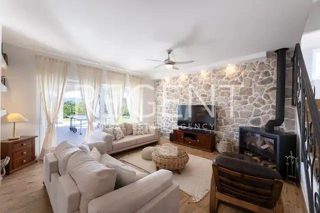 Hiša z bazenom, 260m2