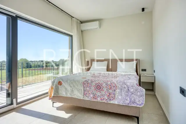 Kuća 230 m² — grijani bazen, krovna terasa, Poreč