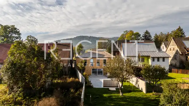 Ravna Gora, kuća 146 m² — 2 stana, privatni lift, bazen