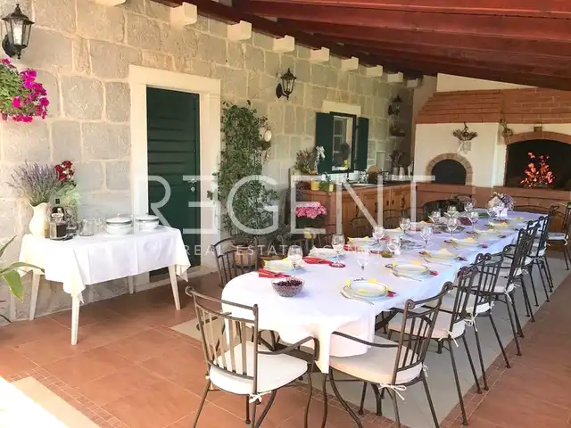 Sinj – Luxusný kamenný dom s rozlohou 500 m2 na pozemku s rozlohou 6000 m2
