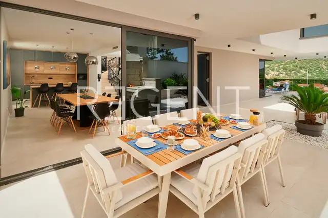 Trogir, Marina - Vila 400 m², 4 izby, bazén 30 m², 150 m od mora