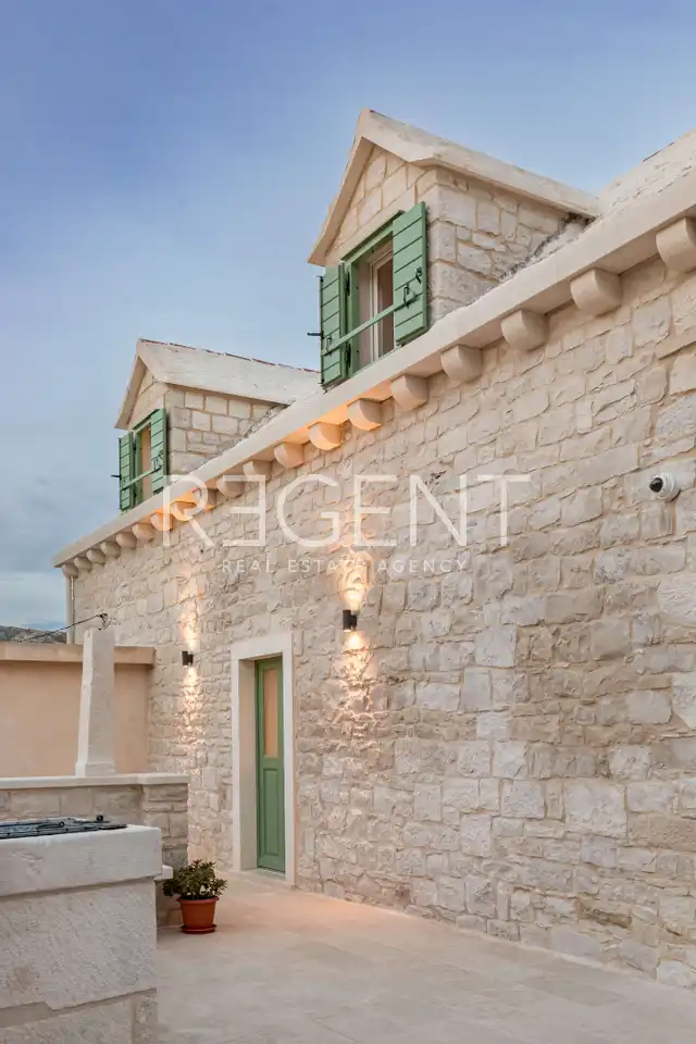 Brač, Pučišća - Nádherná kamenná vila 120 m2