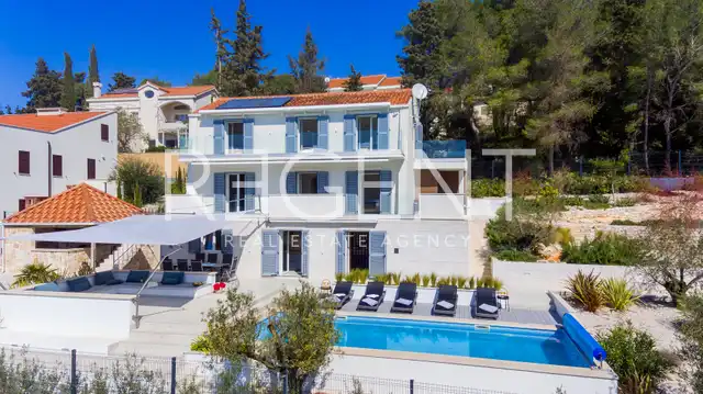 Brač, Milna - Moderní vila v první řadě u moře, 264 m2