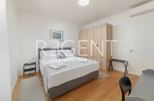 Split, Lučac - Appartement de deux pièces avec loggia et vue sur la ville.