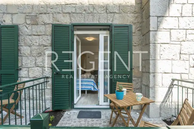 Split, Bačvice - Stan s 3 apartmanske jedinice i prostranim vrtom