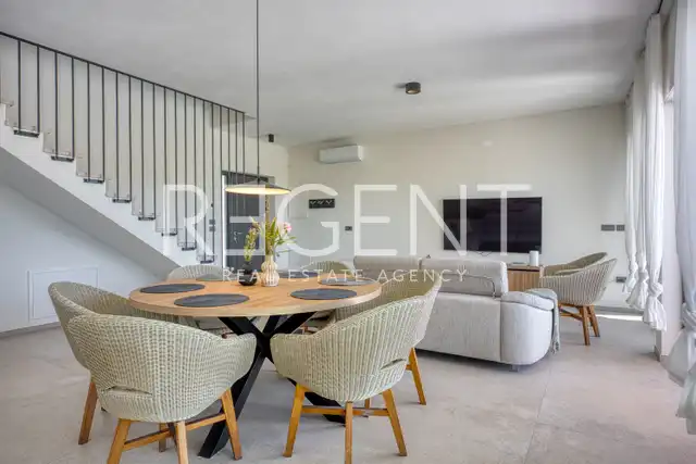Kuća 230 m² — grijani bazen, krovna terasa, Poreč