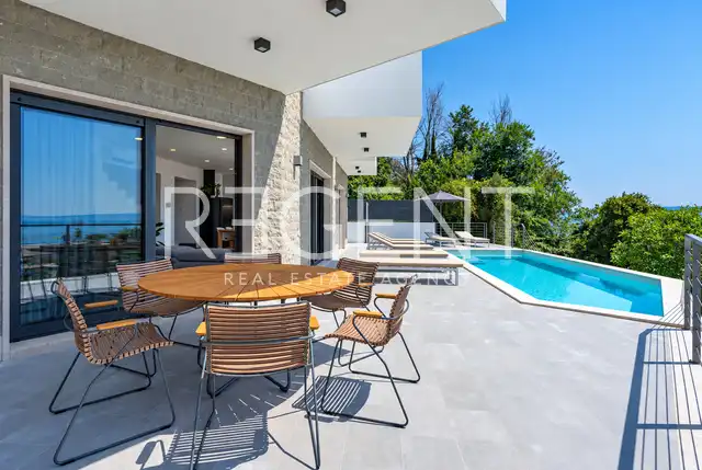 Vila 210 m², 4 spavaće sobe, bazen i pogled na more – Omiš