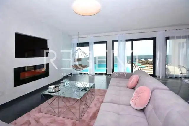 Split, Podstrana – Ohromujúca vila s výhľadom na more 250 m2