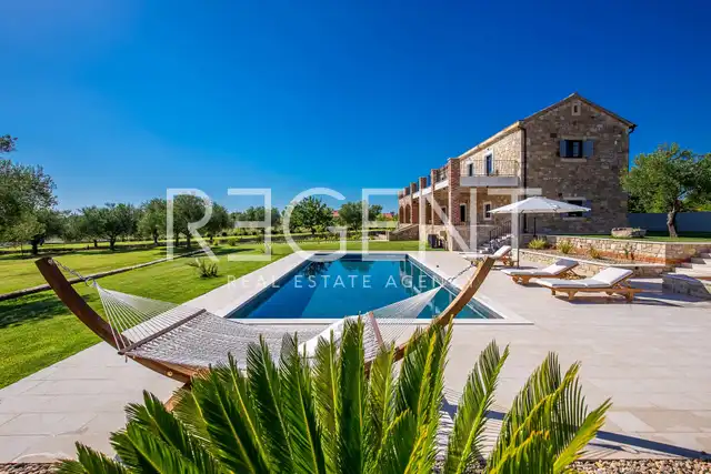 Zadar, Murvica – Krásná kamenná vila s tenisovým kurtem na pozemku 7800 m2