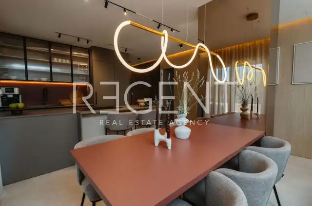 Split, Sirobuja - Trisobni penthouse z bazenom