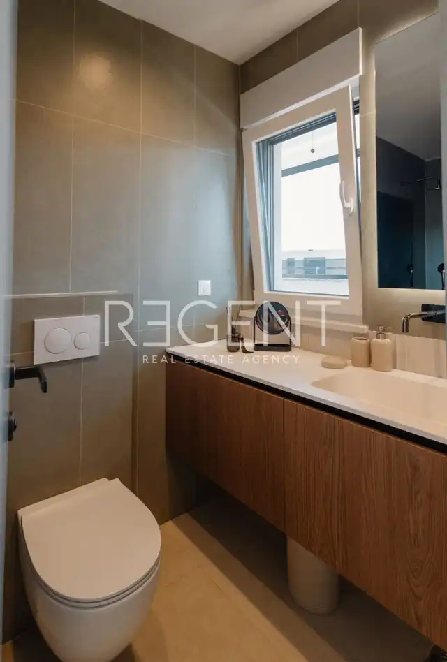 Split, Sirobuja - Trisobni penthouse z bazenom