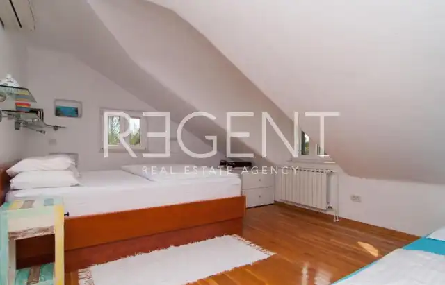 Brač, Mirca - Vila s bazénom pri mori 330m2