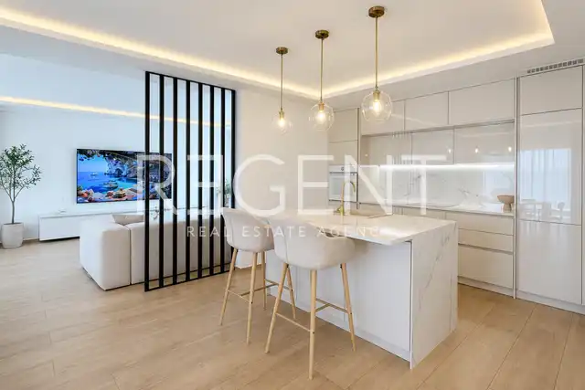 Vila 200 m², Pula — 3 spavaće sobe, grijani bazen, garaža, sauna