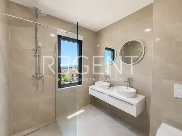 Dvoetažni stan 140 m², Brodarica, Šibenik- 3SS, krovna terasa, garaža